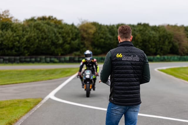 Coach analyseert de sessie trackside